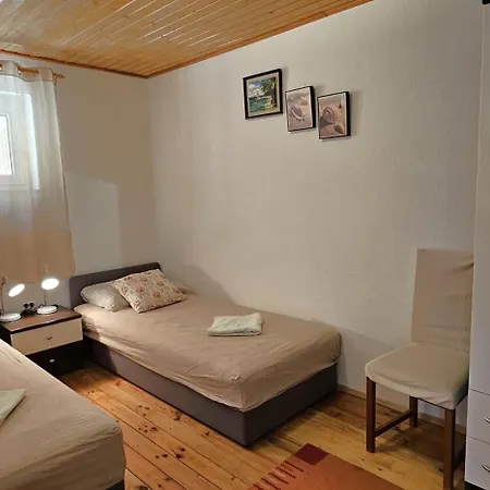 Spacious Lush Garden Private Access To 펜션
