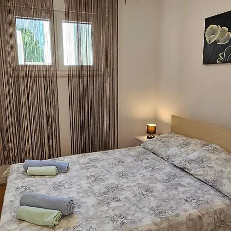 Spacious Lush Garden Private Access To 펜션 *