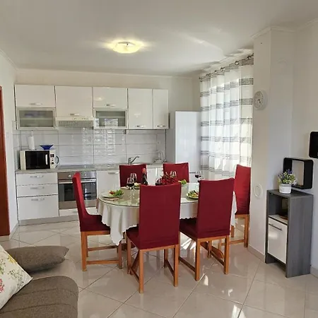 Spacious Lush Garden Private Access To Dom wakacyjny Trogir