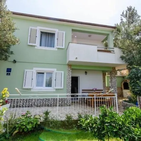 Spacious Lush Garden Private Access To