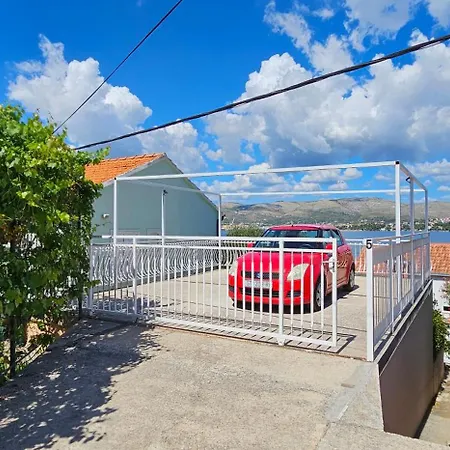 Dom wakacyjny Spacious Lush Garden Private Access To Trogir