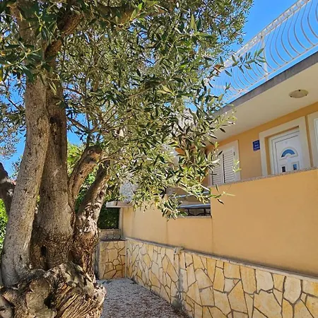 Spacious Lush Garden Private Access To *