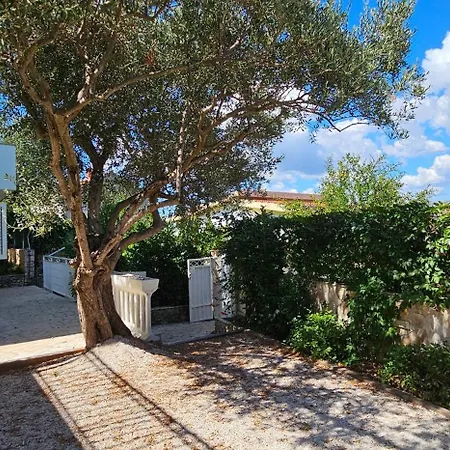 Spacious Lush Garden Private Access To * Trogir